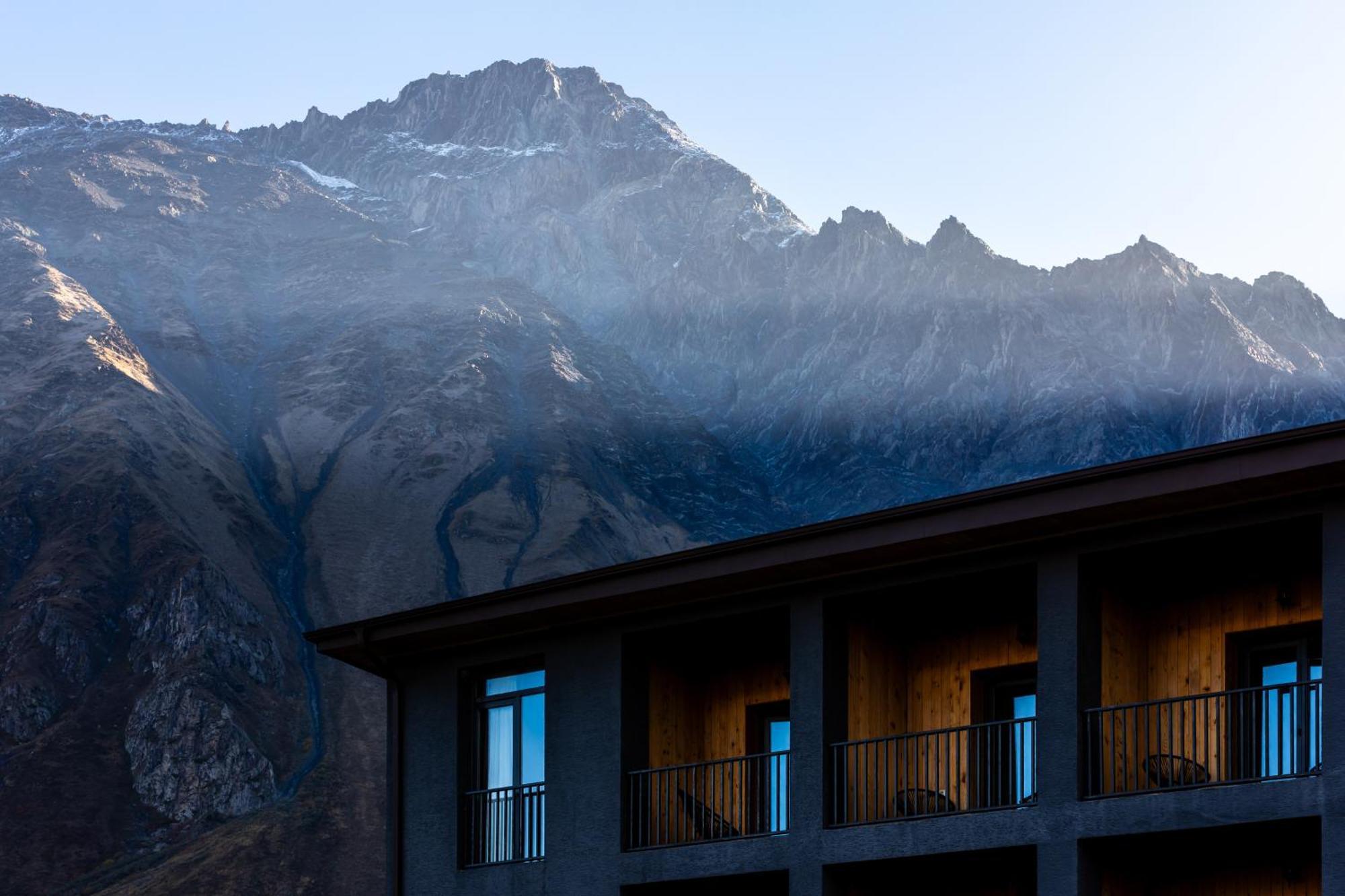 Intourist Kazbegi Stepantsminda Exterior foto