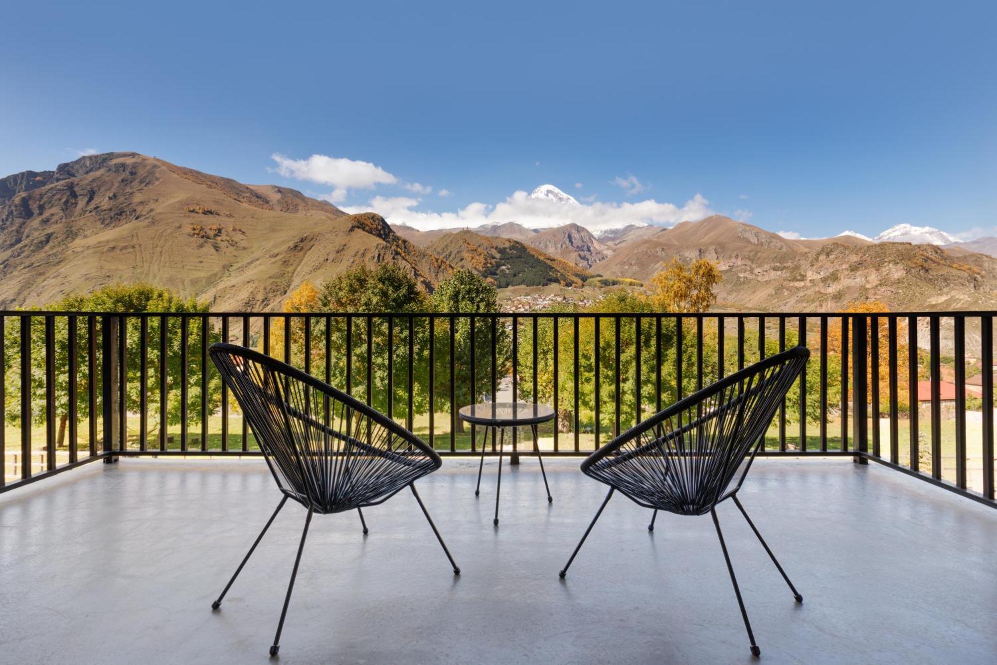 Intourist Kazbegi Stepantsminda Exterior foto